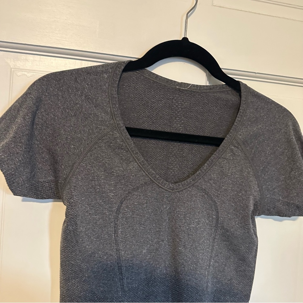 Lululemon Run: Swiftly Tech V Neck Black - Picture 7 of 13